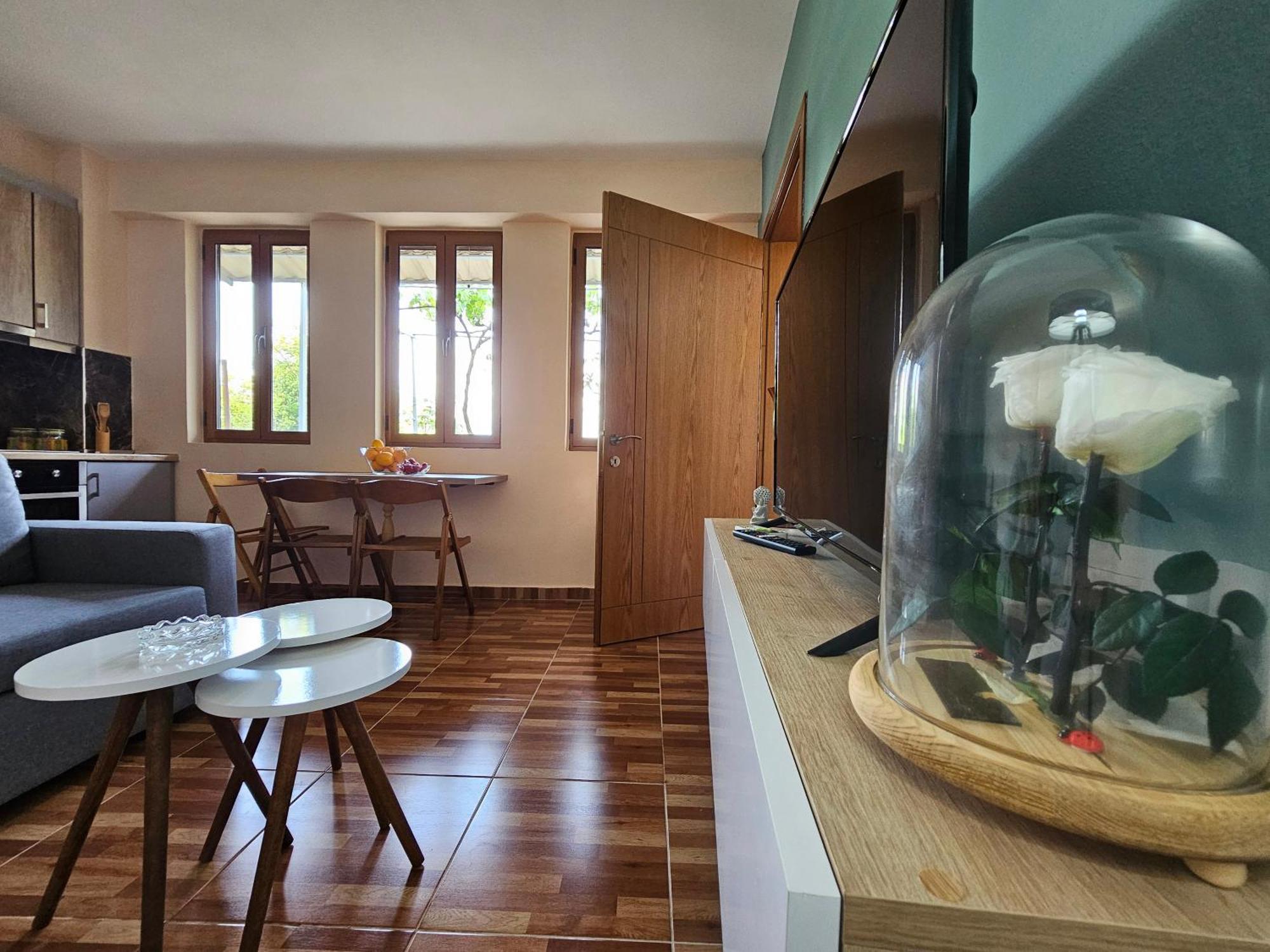 Lemon Garden Apartment-Hot Tub Jacuzzi Gjirokastër Екстериор снимка